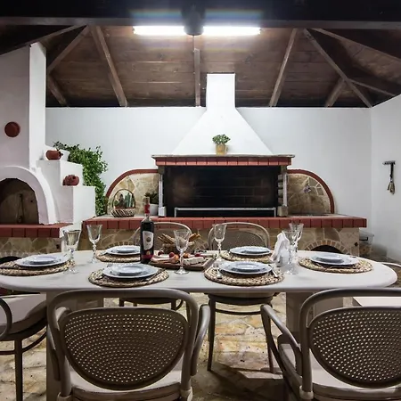 La Casa Di Nina - With Private Pool, By Zantewize لاغاناس