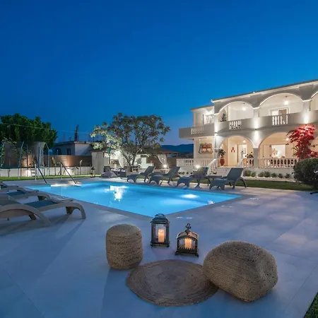 La Casa Di Nina - With Private Pool, By Zantewize لاغاناس
