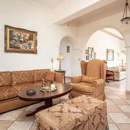 La Casa Di Nina - With Private Pool, By Zantewize بيت للعطل